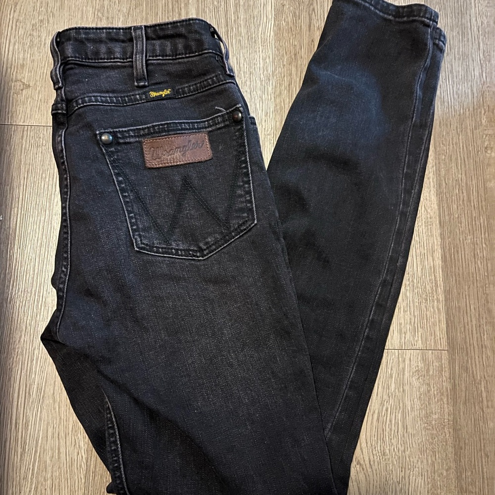 Size 29 wrangler skinny jeans washed black